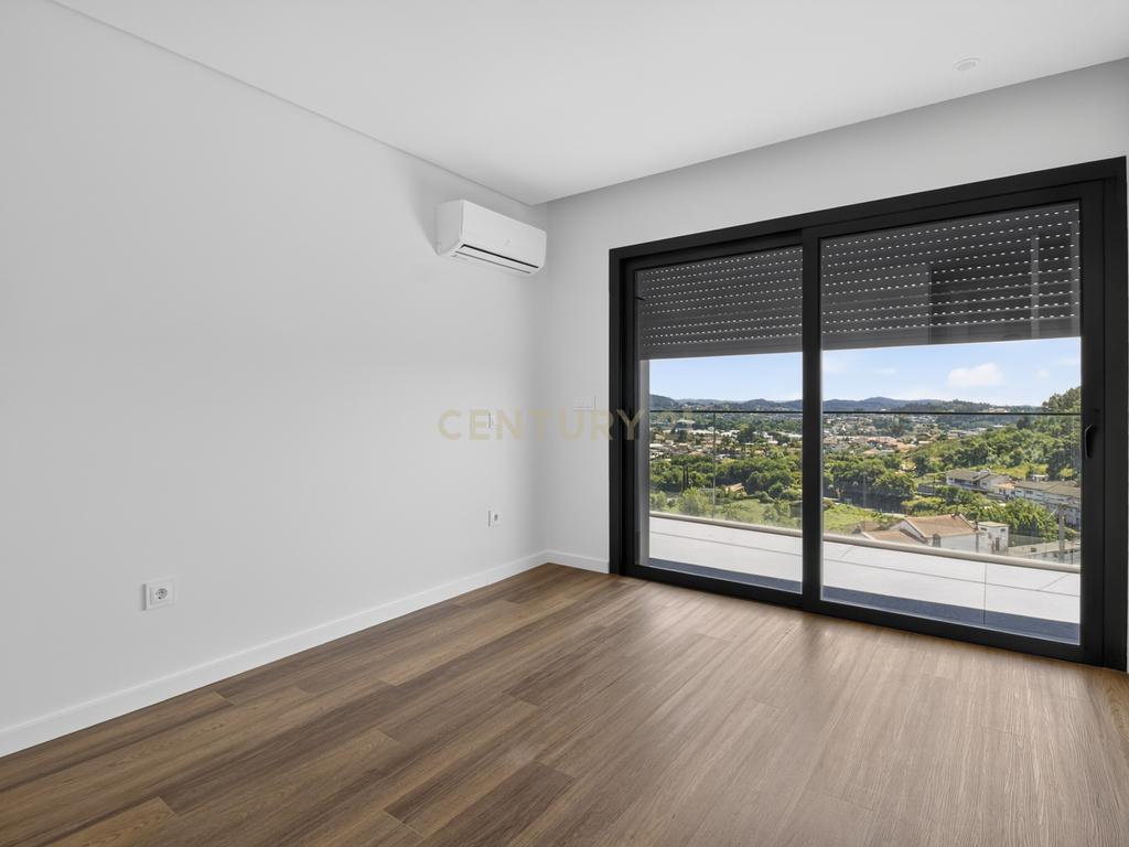 T3 Novo em Ferreiros, Braga | Suíte e 2 Quartos com Closet e Varanda Panorâmica - Image 9