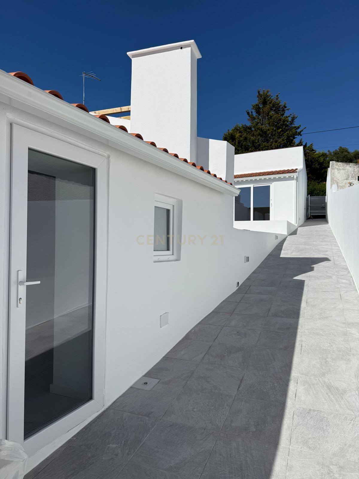 Fotografia 9 de Moradia T1+1 totalmente remodelada no Curvel com garagem e pátio exterior.