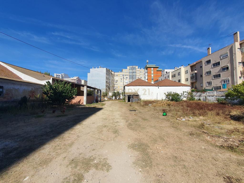 Armazém no centro do Barreiro com 3.296 m2 para construção de três prédios - Image 6