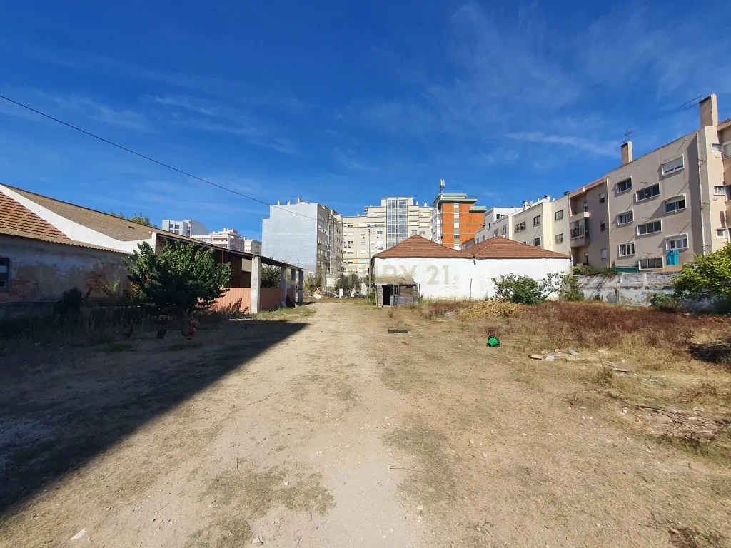 Armazém no centro do Barreiro com 3.296 m2 para construção de três prédios - Image 6