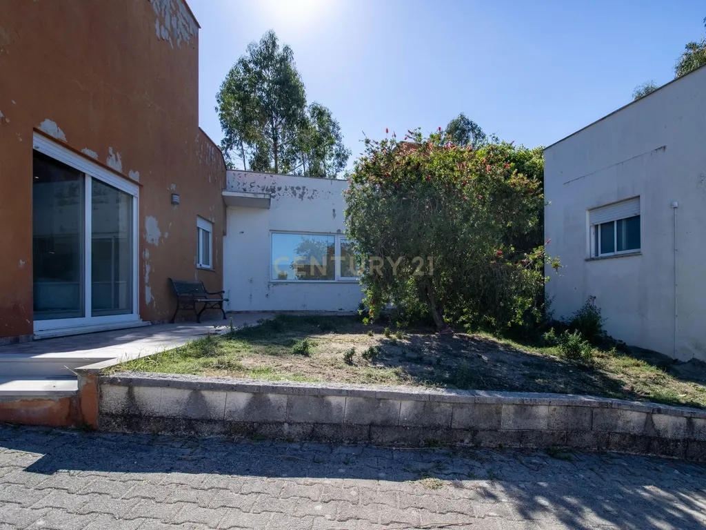 Moradia de arquitetura moderna no Juncal-Porto de Mós - Image 2