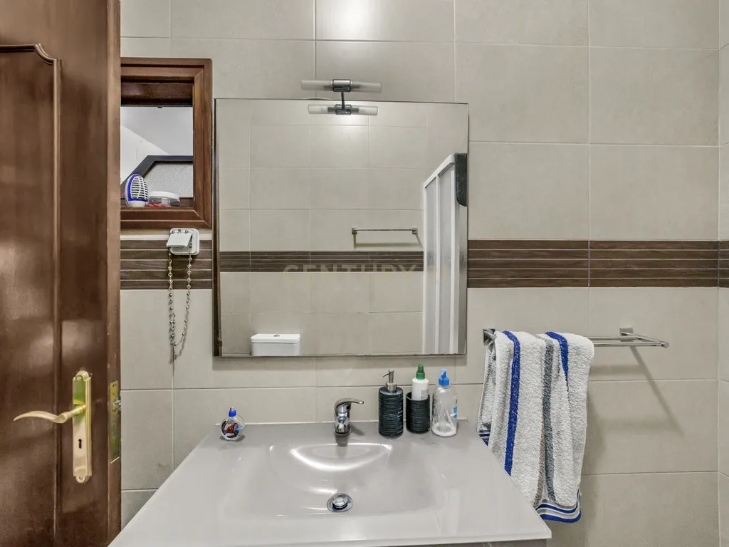 MORADIA T5 COM GARAGEM E PISCINA, 327 M² DE TERRENO PARA USUFRUIR - Image 16