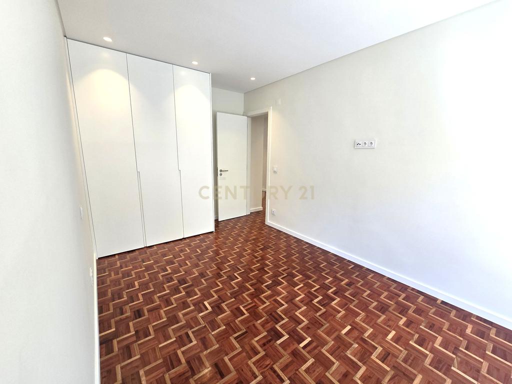 Apartamento T3 totalmente remodelado em Almada - Image 18