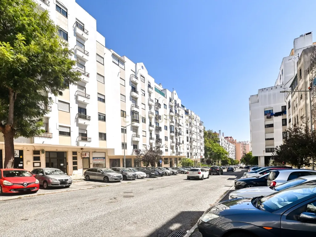 Apartamento T3 semi-remodelado, luminoso e pronto a habitar, na Rinchoa (Sintra). - Image 24