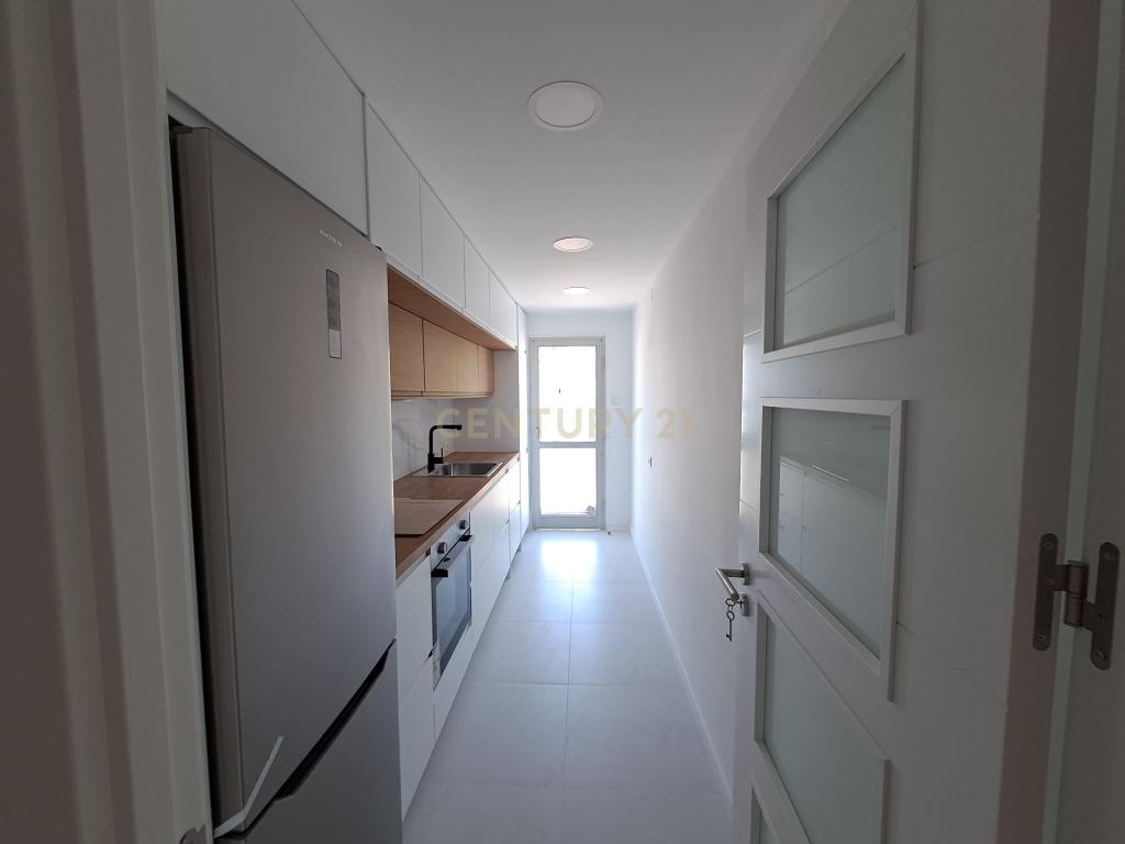T2 Totalmente Remodelado em Almada | Luminosidade, Conforto e Localização Privilegiada - Image 4