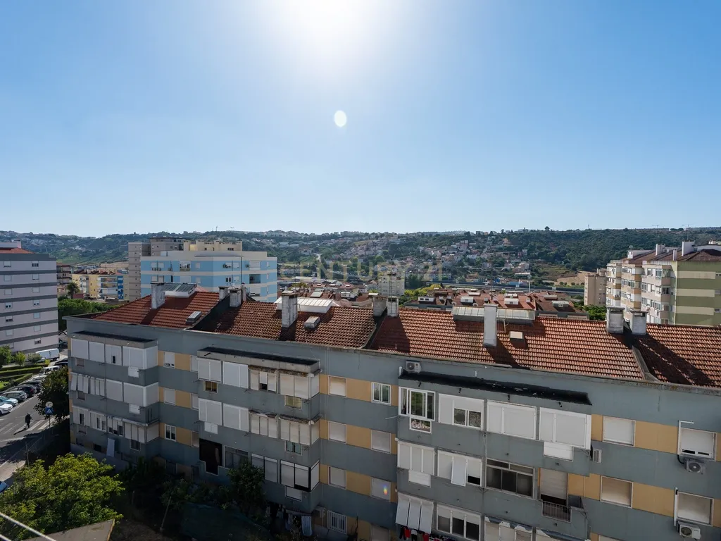 Apartamento T2 na Povoa de Santo Adrião com Excelente Localização e Conforto - Image 3