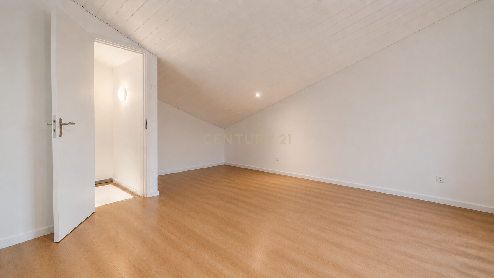 Fotografia 11 de T2 duplex, remodelado com 91 m², sotão e varanda em Pai do Vento, Cascais