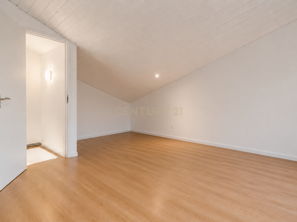 T2 duplex, remodelado com 91 m², sotão e varanda em Pai do Vento, Cascais - Image 11