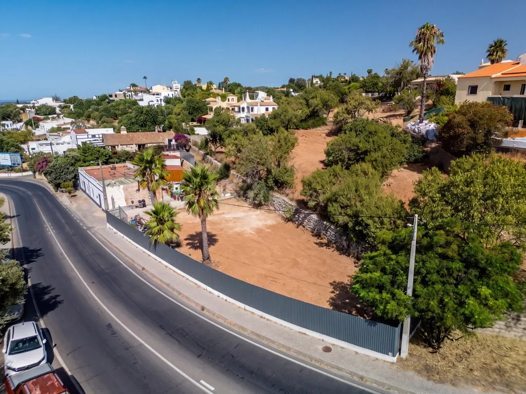 Moradia contemporânea em reconstrução em Vale Formoso, Loulé - Image 15