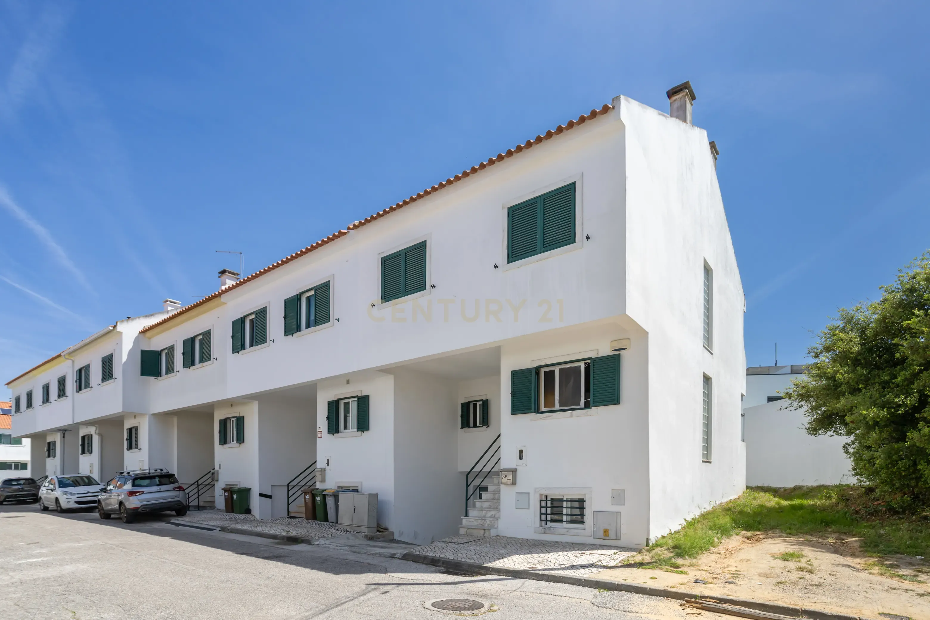  Moradia T3 em Amora - Seixal com Terraço e Garagem  - Image 1