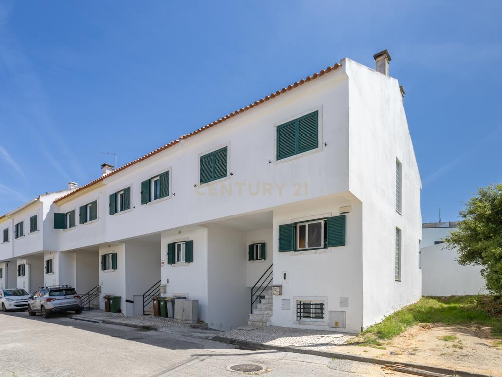  Moradia T3 em Amora - Seixal com Terraço e Garagem  - Image 1