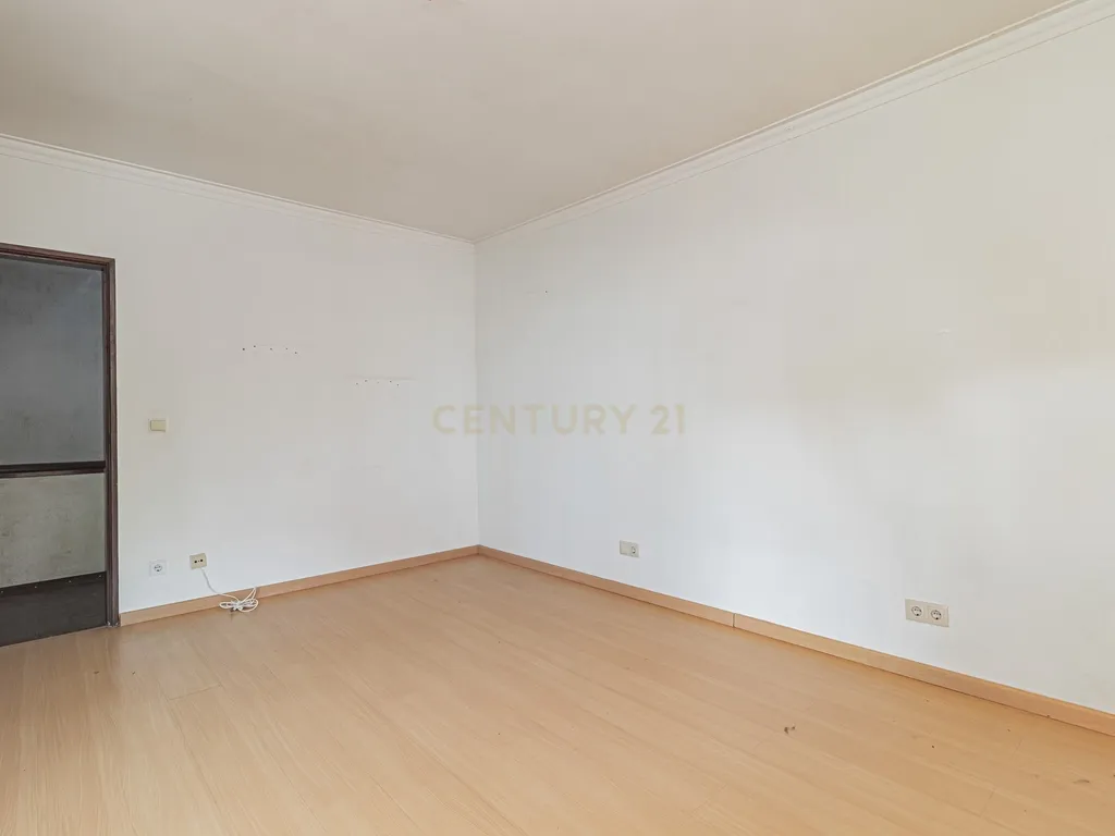 Moradia T5 com 220m2 no centro de Linda-a-Velha - Image 24