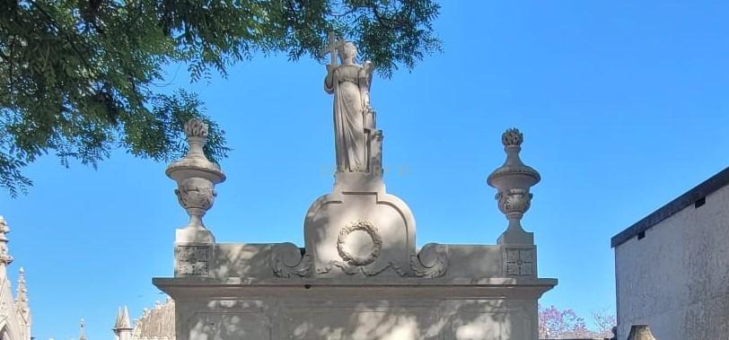 Jazigo Familiar com 8 Lugares | Cemitério do Alto de São João - Image 7