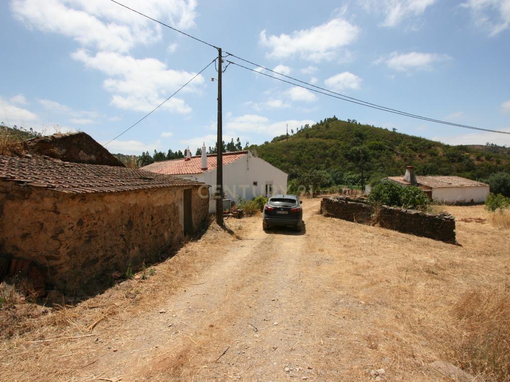 Quinta tradicional com moradia, garagem e vários anexos em terreno de 2020 m2, Zebro de Baixo, Silves - Image 4