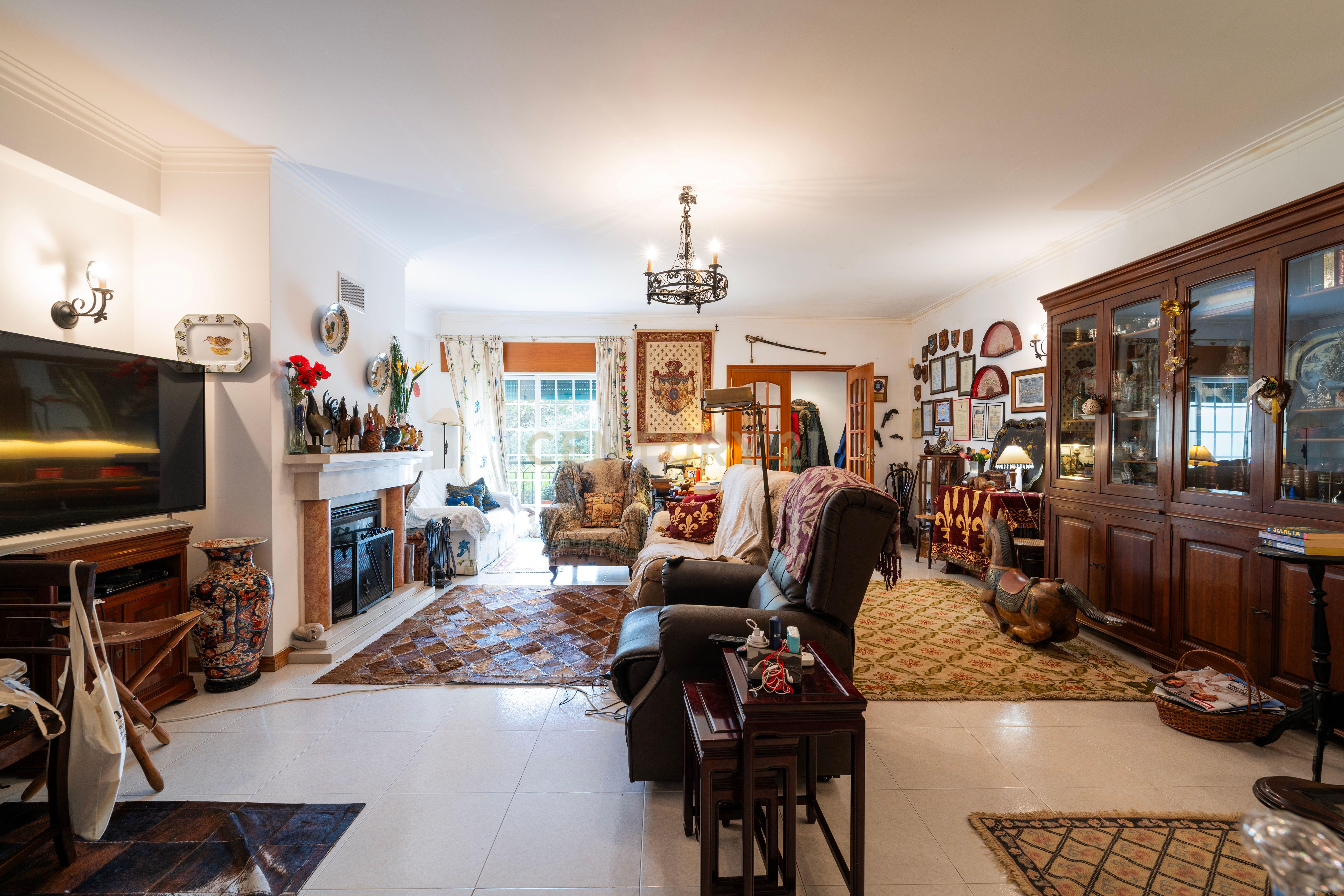 Fotografia 8 de (RESERVADA) Moradia, com 5 quartos, em Pinheiros de Azeitão, Setúbal - garagem e piscina