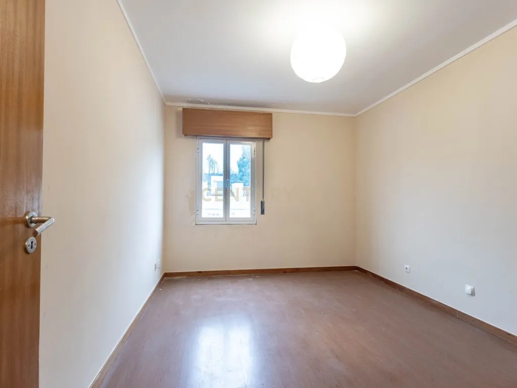 Conforto e Funcionalidade: T2 com Garagem em Ermesinde - Image 5