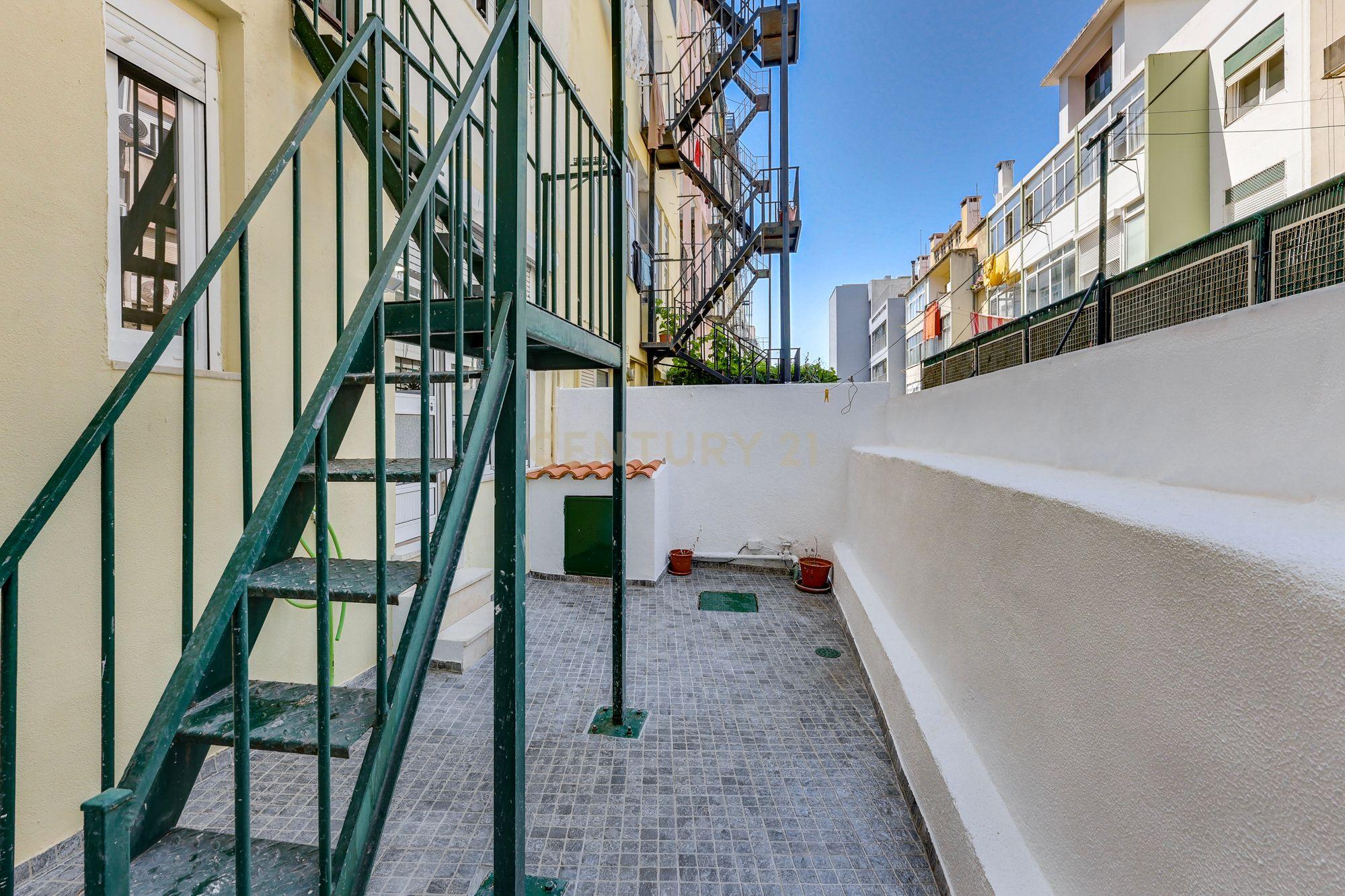 Fotografia 7 de T3 renovado para arrendamento na Estrela (CAVE) | Lisboa