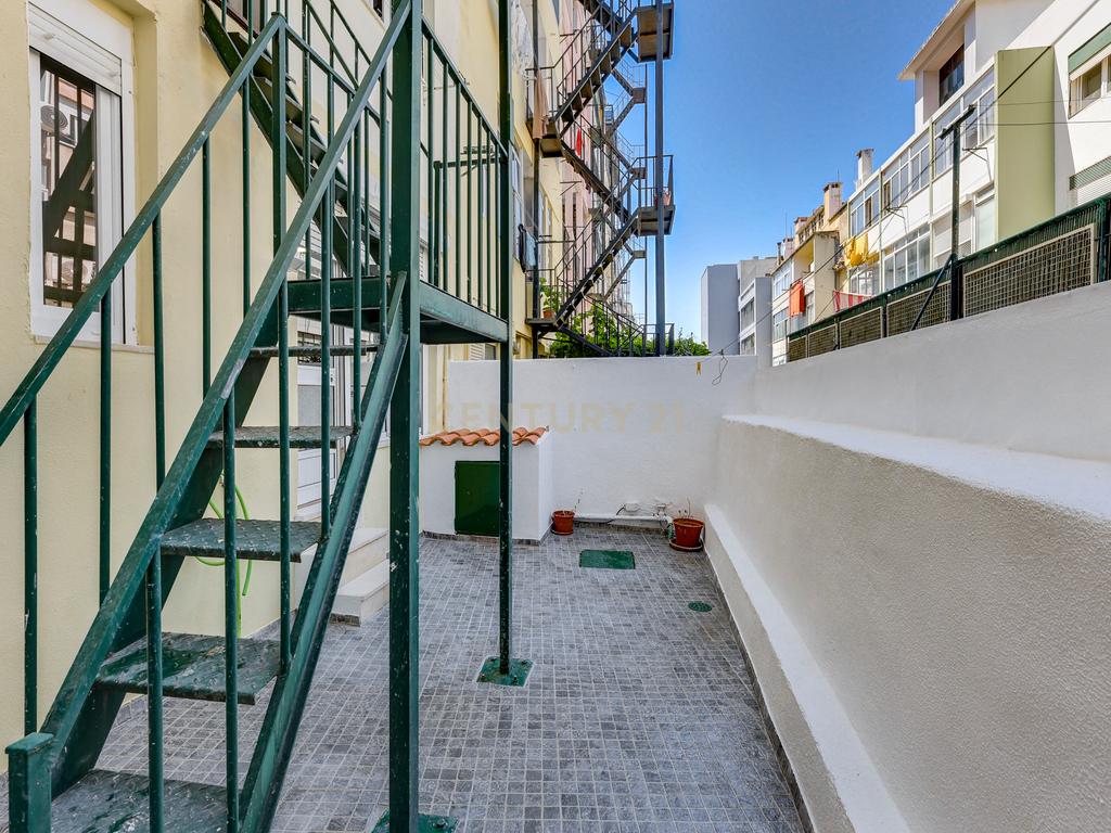 T2+1 renovado para arrendamento na Estrela (CAVE) | Lisboa - Image 7