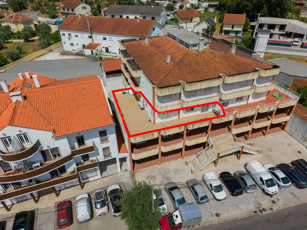 Espaçoso Apartamento T3 na Freixianda com Terraço - Image 1