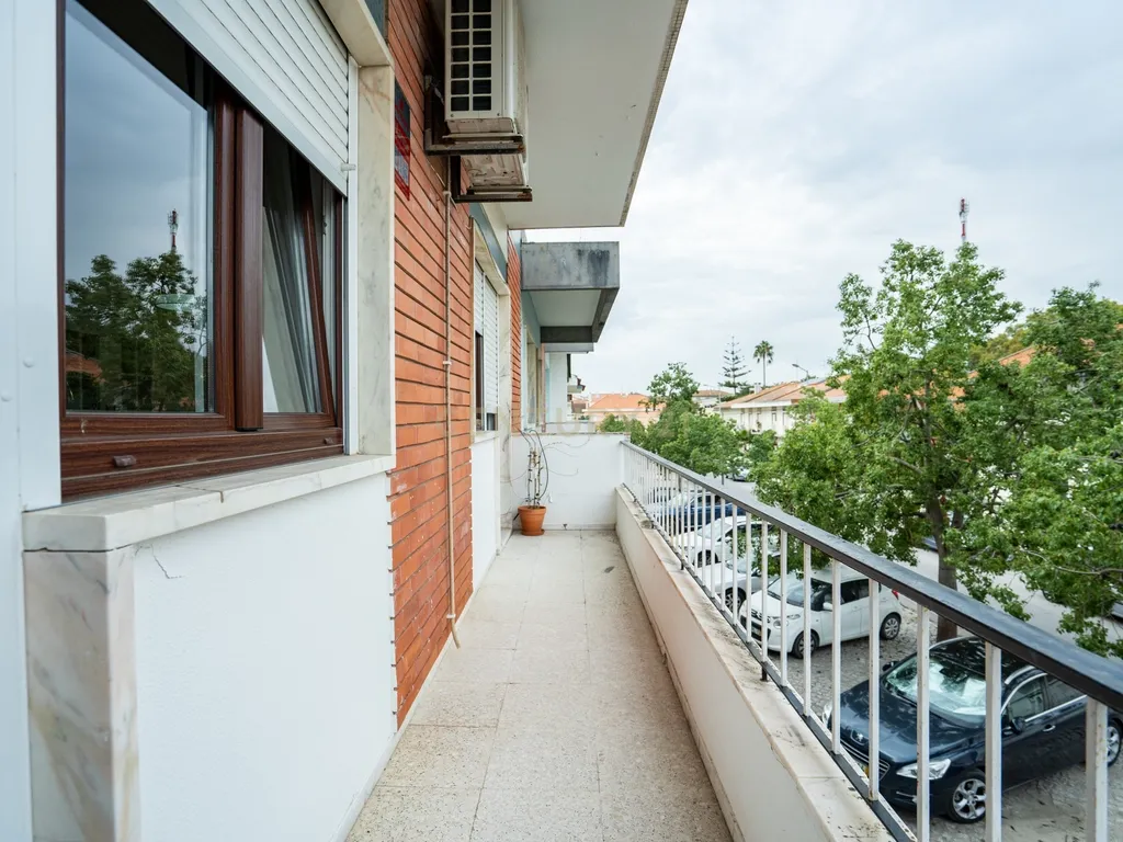 Apartamento T3 Transformado em T2 - Logradouro e Garagem BOX - Junto ao Tribunal e Parque Municipal - Montijo - Image 3