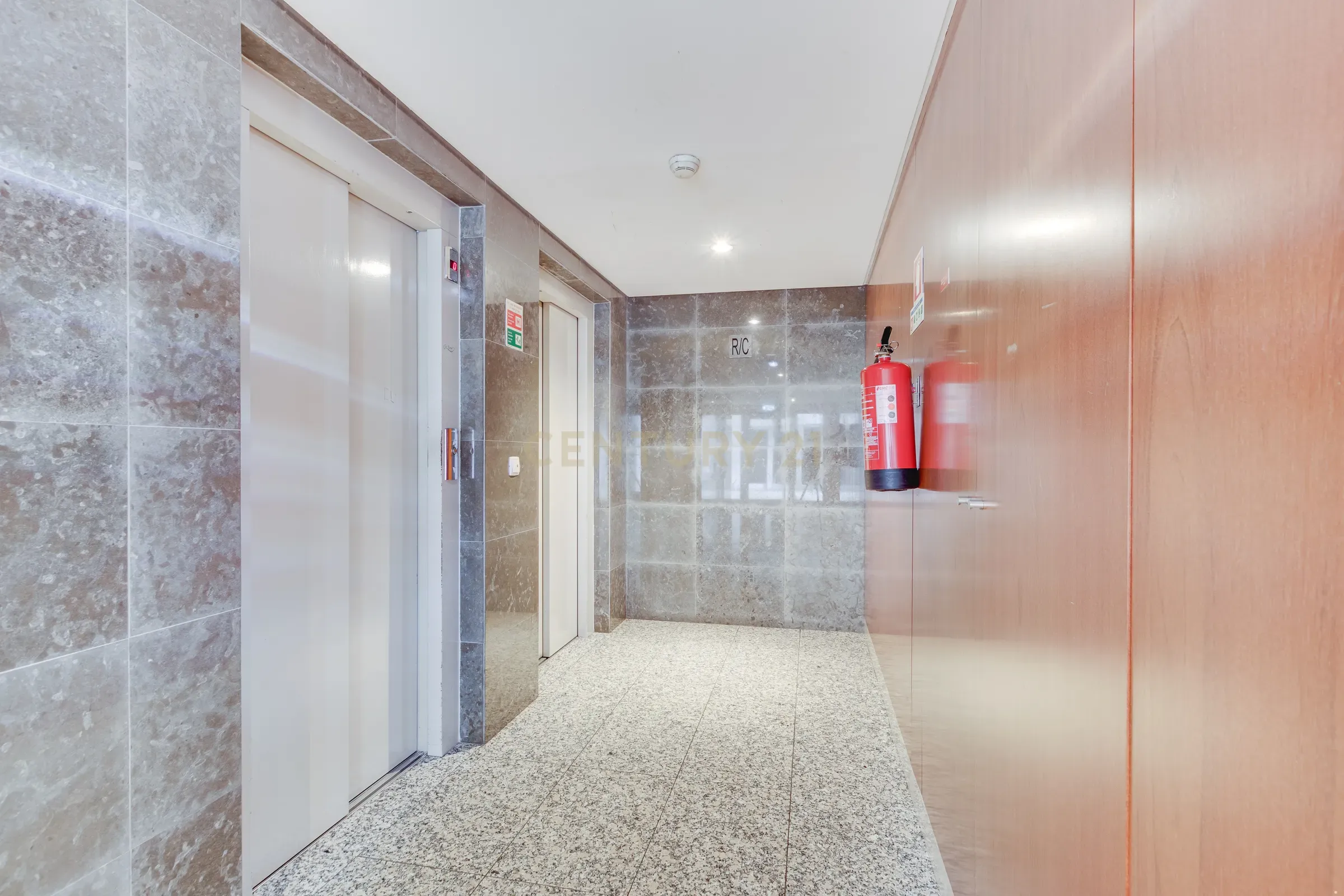 Apartamento T2 com Vista Panorâmica em Lisboa - Image 21