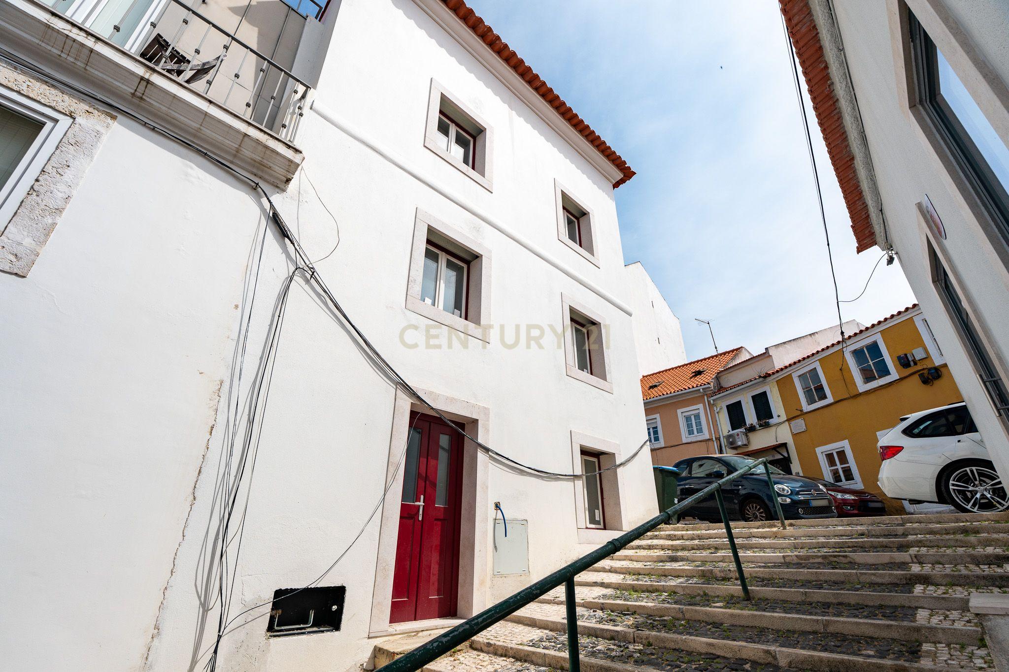 Moradia T4 em Alcântara com Dois Duplex Independentes - Ideal para Habitação e Investimento - Image 24