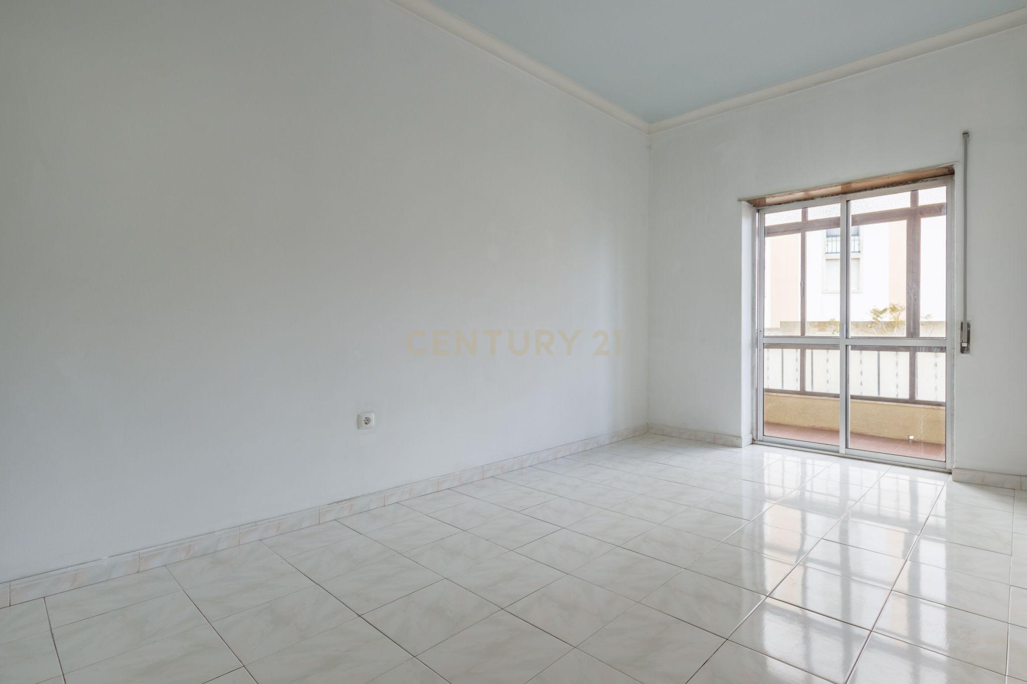 Apartamento T3 em Barreiro com Excelente Localização e Luz Natural - Image 11