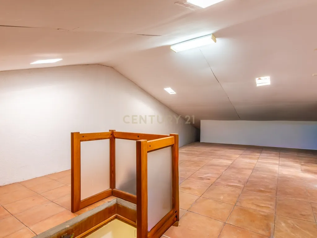 Moradia T3 na Quinta do Conde com Logradouro e sotão - Image 25