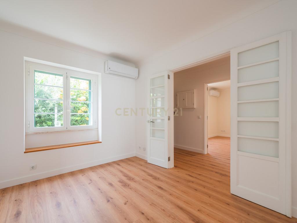 Moradia T3 + 1 Renovada com Jardim e Piscina em Penha de França, Lisboa - Image 23