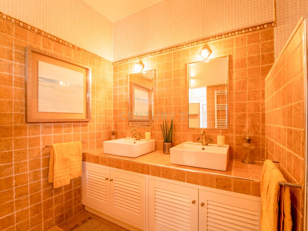 Propriedade com três habitações, piscina aquecida e sauna, num terreno de 10.000 m² - Image 59