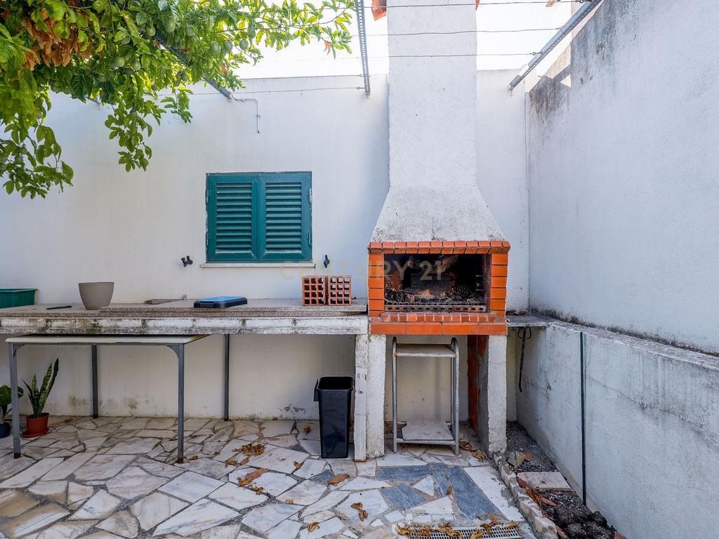 Moradia T3 com Garagem, Espaço Exterior e Sótão Aproveitável na Quinta do Conde - Image 10