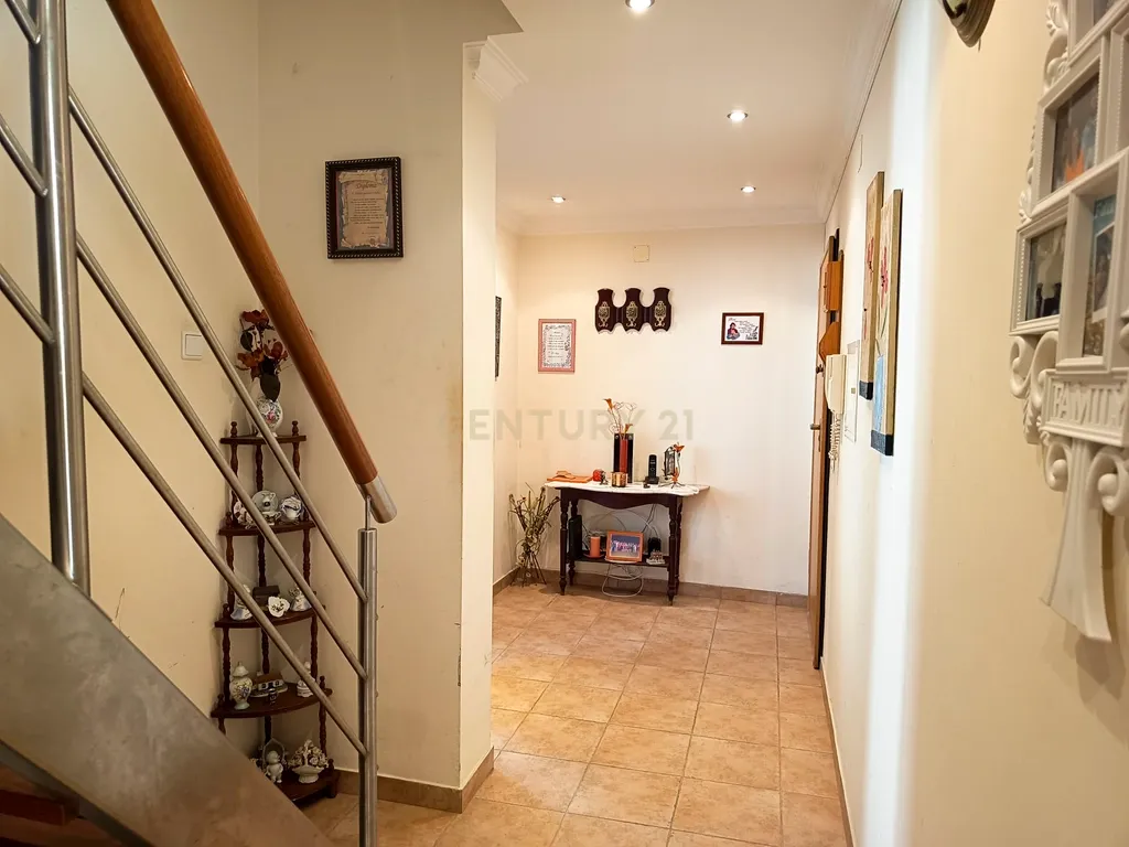 Apartamento T3 no centro do Entroncamento com sótão e garagem - Image 4