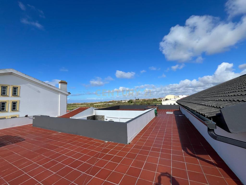 Moradia com quatro apartamentos independentes, três T2 e um T3 em Atouguia da Baleia. Ideal para famílias ou grupos, preparada para turismo ou para arrendamento de longa duração. - Image 55