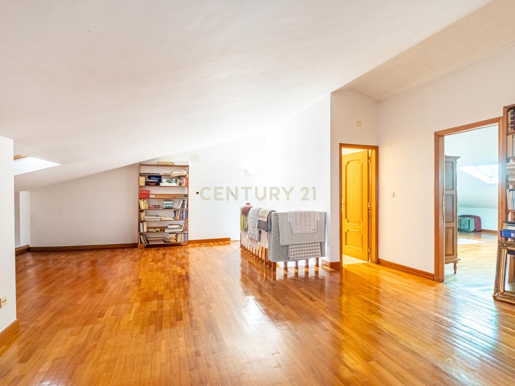 Penthouse T3 + Sótão (2 divisões) com Vista Mar, nos Jardins da Parede - Image 13