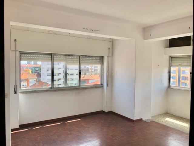 Apartamento T1 com Terraço de 125 m² no Centro do Barreiro - Image 2
