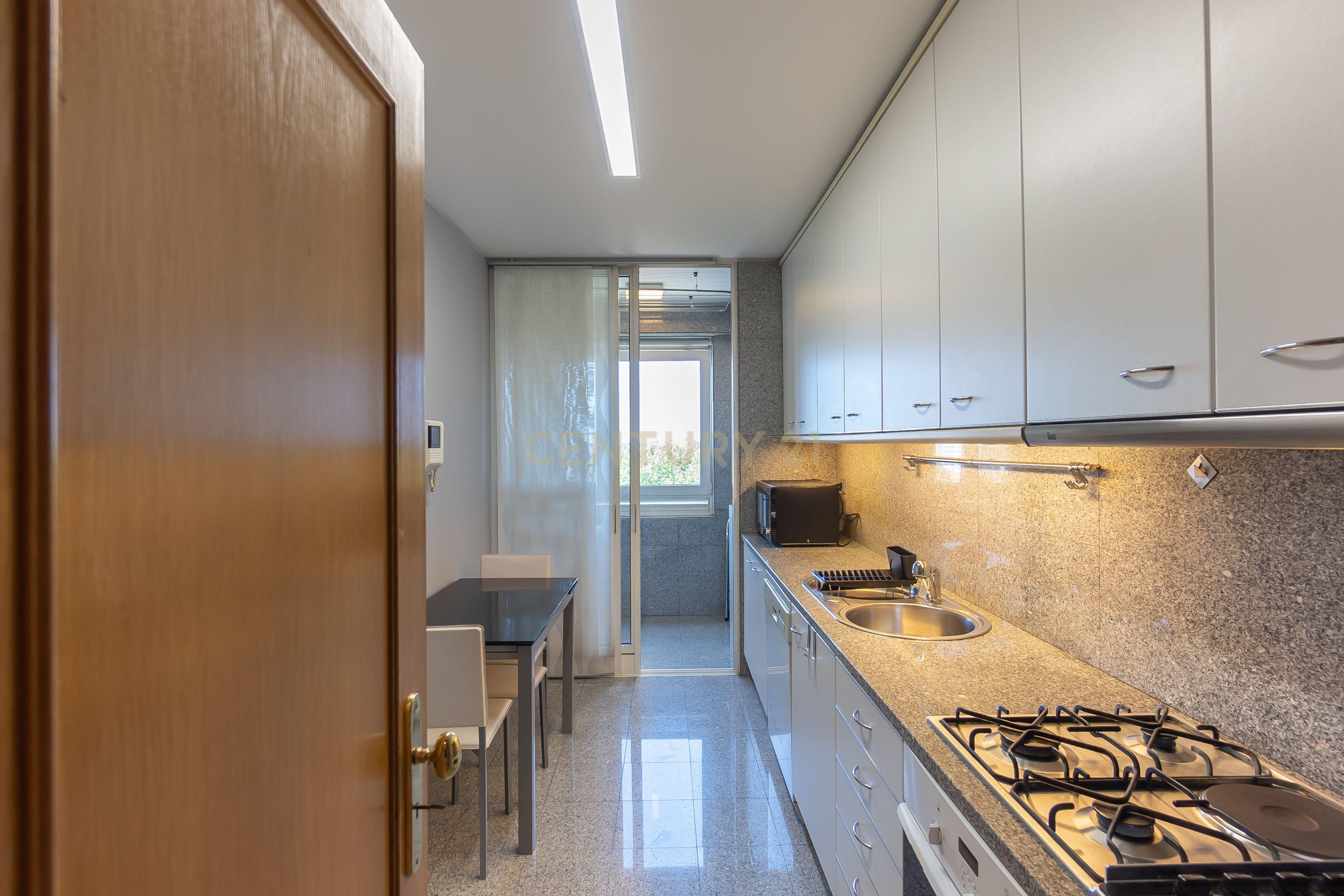 Fotografia 10 de Apartamento T2 para Arrendamento em Lordelo do Ouro, Porto