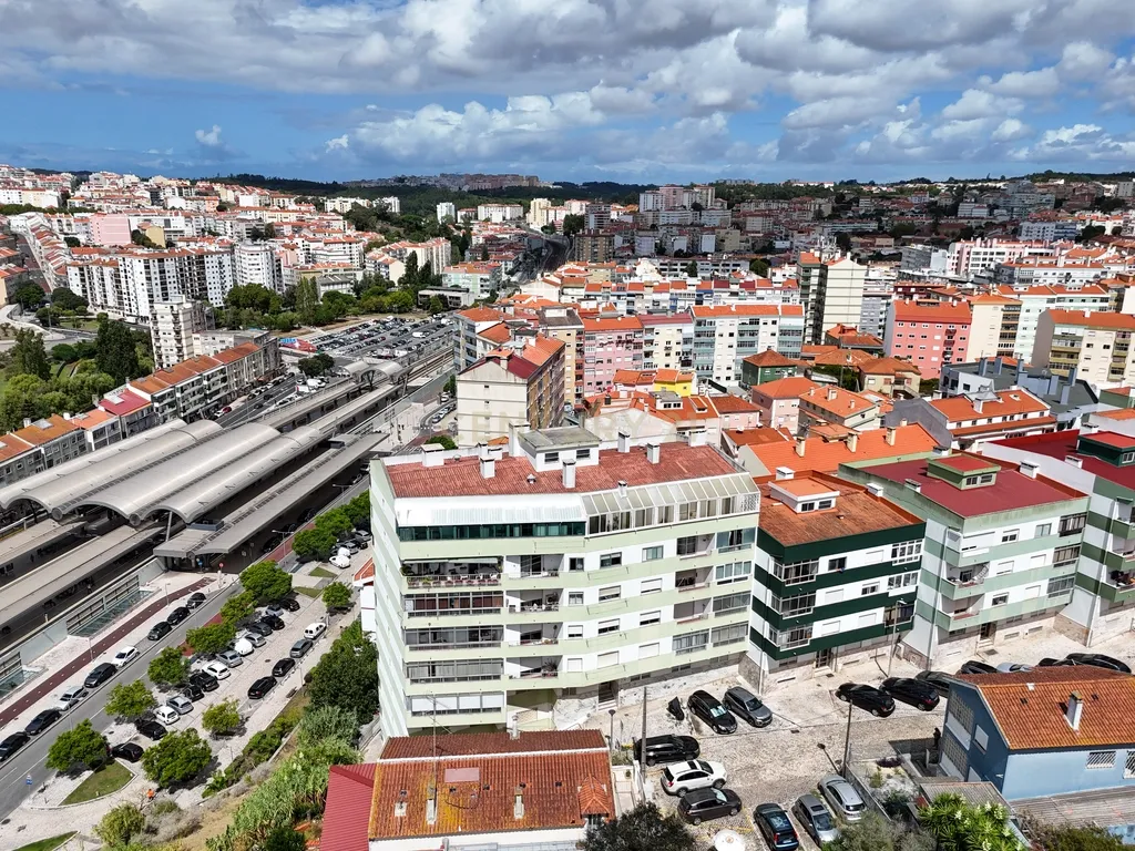 T4 Renovado e Luminoso com 50 m² de Varandas Fechadas | Agualva-Cacém - Image 31
