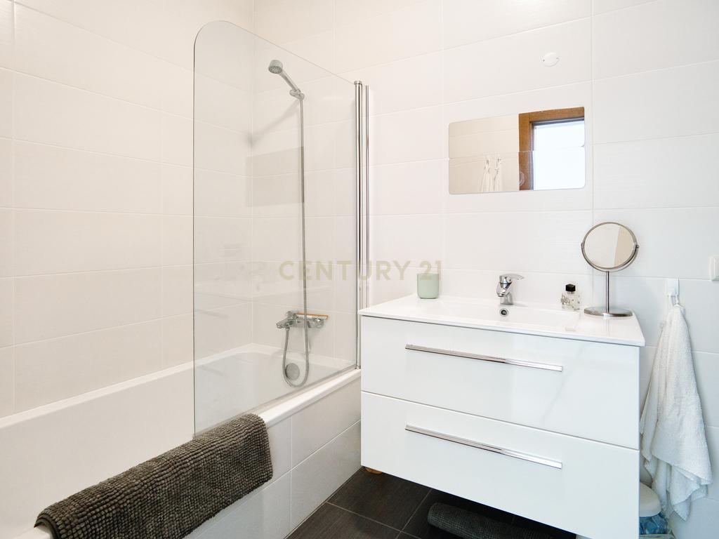Apartamento T2 em Condomínio Fechado com Piscina e Jardins – Pederneira, Nazaré - Image 17
