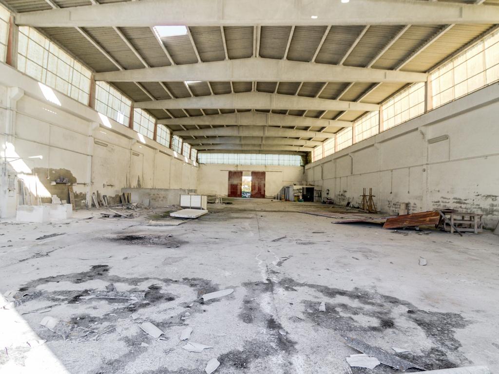 Armazém de 1080m2 com terreno de 7080m2 com afetação de armazéns e actividade industrial - Image 1
