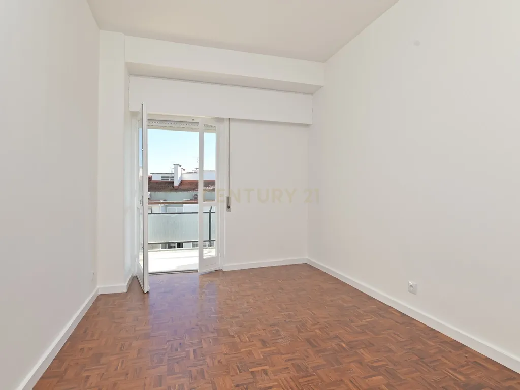 * RESERVADO * Apartamento T2 renovado para arrendamento em São Domingos de Benfica, Lisboa - Image 9