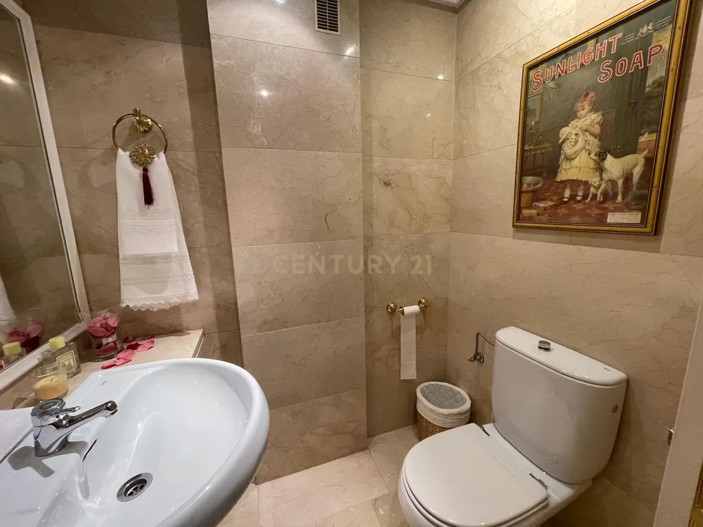 Luxuosa Moradia Renovada em Madrid com Vista para a Cidade - Image 83