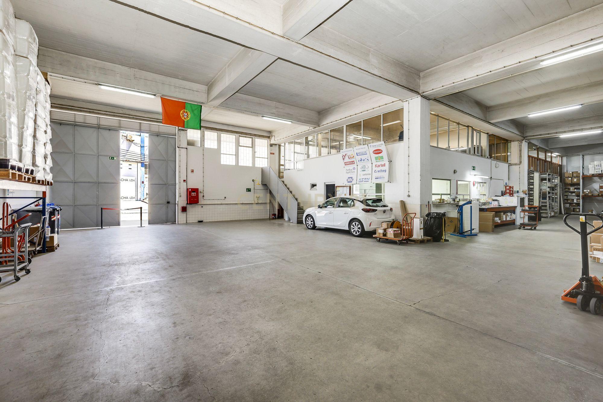 Fotografia 4 de Espaço Logístico com 1.849 m² e Acesso TIR | Odivelas