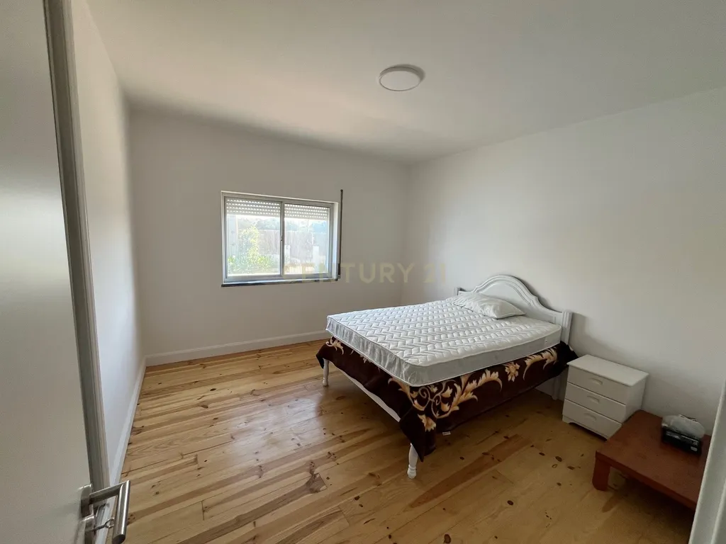 Moradia com quatro apartamentos independentes, três T2 e um T3 em Atouguia da Baleia. Ideal para famílias ou grupos, preparada para turismo ou para arrendamento de longa duração. - Image 69