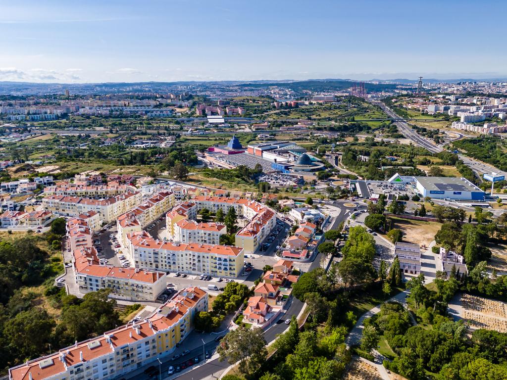 Moradia T4 Isolada com Jardim, em Vale Flores - Viva com qualidade e conforto às portas de Lisboa - Image 1