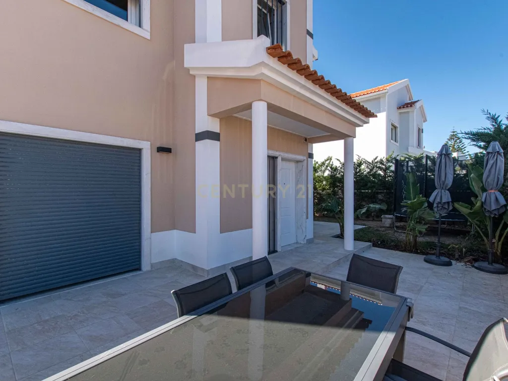 Moradia Independente T4+1 com Piscina, 321 m² de Construção e Garagem para 5 Viaturas | Albarraque, Rio de Mouro - Image 4