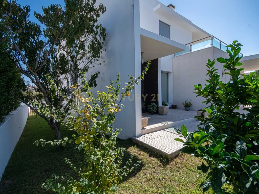 Moradia Isolada de Arquitetura Moderna com Piscina, Jardim e Garagem (Morelena /Pêro Pinheiro) - Image 5