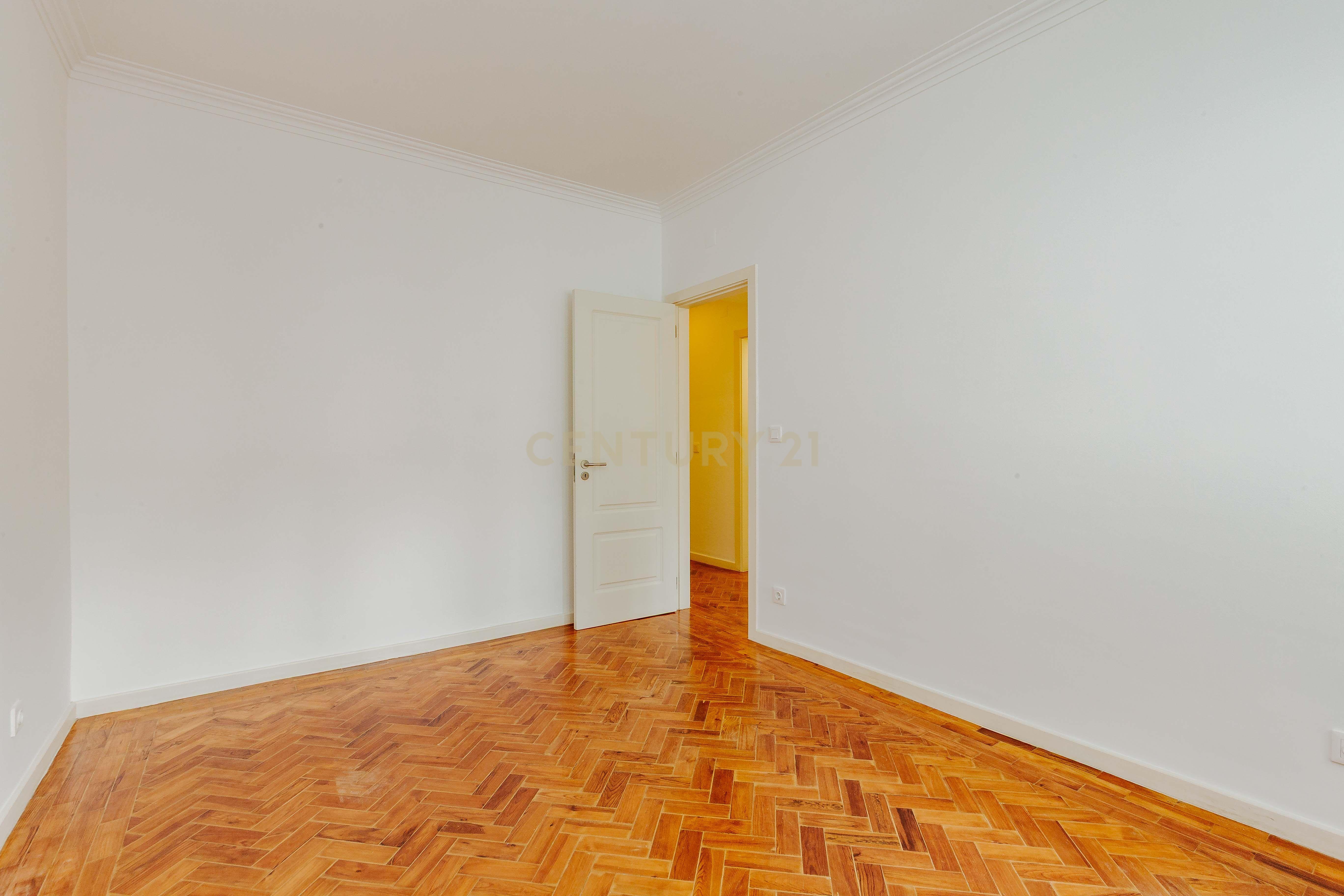 APARTAMENTO T5 REMODELADO SALDANHA LISBOA - Image 42