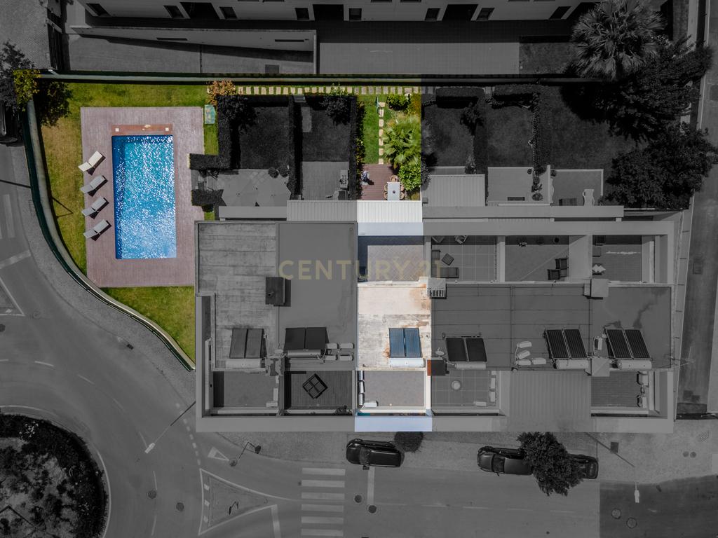 Moradia T2+1 geminada | Piscina - Garagem | Localização: Ferreiras, Centro - Image 3