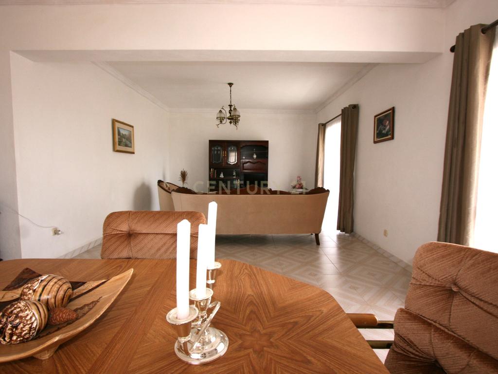 Propriedade de estilo tradicional T3+1, anexo e lote de 8080 m2 em Portela, São Bartolomeu de Messines - Image 11