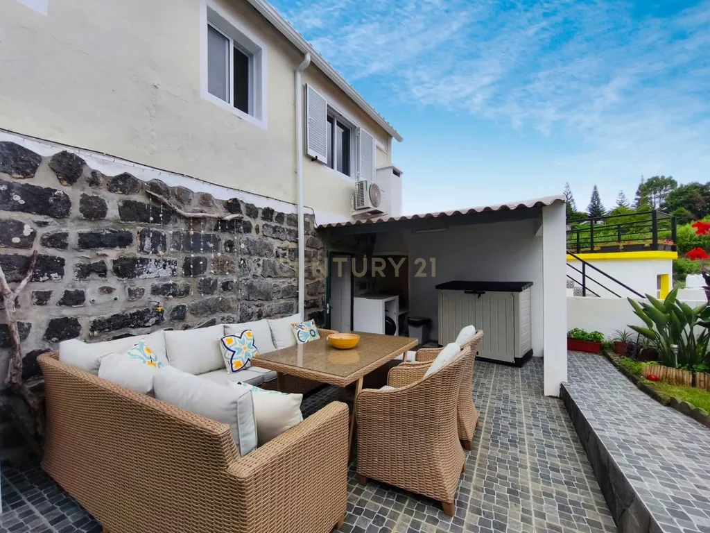 Moradia T2 no Centro da Vila do Nordeste | Jardim e Excelente Potencial de Investimento - Image 3